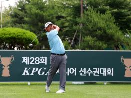 [제28회 KPGA 시니어 선수권대회] 1R. 모중경, 8언더파 64타 단독 선두 기사 이미지