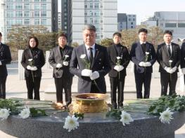 경기도의회 국민의힘, 새해 첫 일정으로 현충탑 참배 이어 수원역 제주항공 여객기 사고 희생자 합동분향소 찾아 기사 이미지